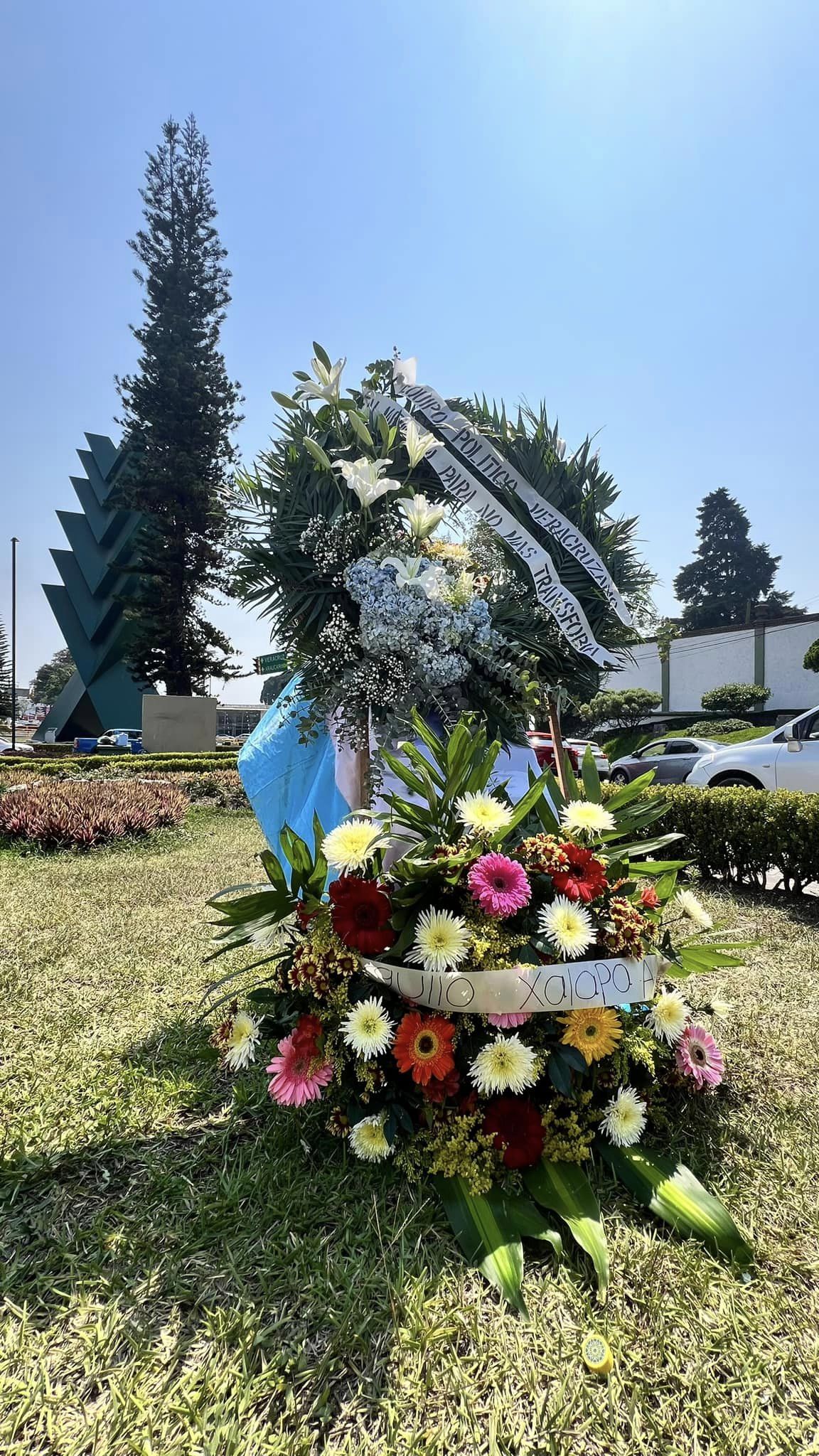 Colocación de ofrenda por comunidad LGTB+ enfrente del Panteón Palo Verde en Xalapa