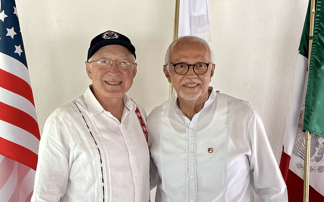 Ken Salazar con el gobernador de Nayarit, Miguel Ángel Navarro