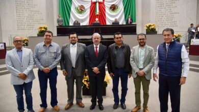 Diputados Esteban Bautista Hernández, presidente de la Junta de Coordinación Política; Carlos Marcelo Ruiz Sánchez, coordinador del Grupo Legislativo del Partido Verde Ecologista de México (PVEM); Ramón Díaz Ávila, coordinador del Grupo Legislativo del Partido del Trabajo (PT); Enrique Cambranis Torres, coordinador del Grupo Legislativo del Partido Acción Nacional (PAN); Adrián Sigfrido Ávila Estrada, del partido Movimiento Ciudadano (MC) y Héctor Yunes Landa, del Partido Revolucionario Institucional (PRI), para integrar la comisión de cortesía encargada de acompañar al secretario general hacia el Recinto Oficial