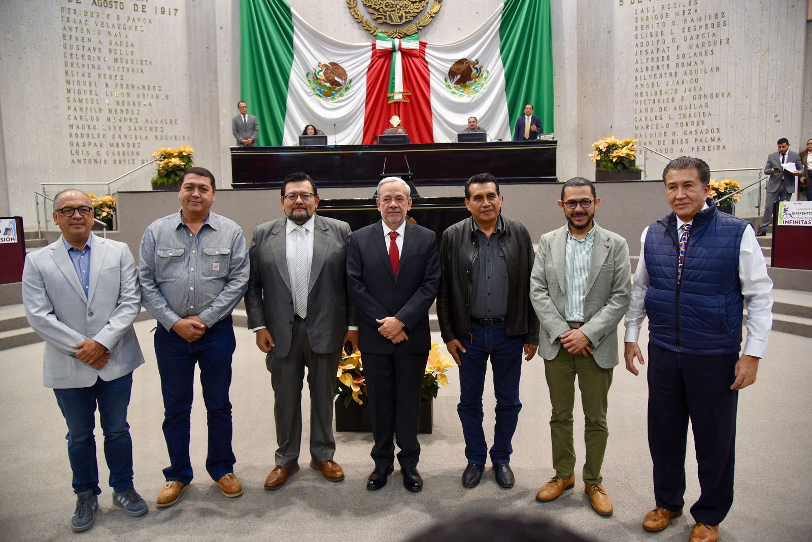 Diputados Esteban Bautista Hernández, presidente de la Junta de Coordinación Política; Carlos Marcelo Ruiz Sánchez, coordinador del Grupo Legislativo del Partido Verde Ecologista de México (PVEM); Ramón Díaz Ávila, coordinador del Grupo Legislativo del Partido del Trabajo (PT); Enrique Cambranis Torres, coordinador del Grupo Legislativo del Partido Acción Nacional (PAN); Adrián Sigfrido Ávila Estrada, del partido Movimiento Ciudadano (MC) y Héctor Yunes Landa, del Partido Revolucionario Institucional (PRI), para integrar la comisión de cortesía encargada de acompañar al secretario general hacia el Recinto Oficial